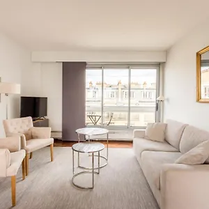 Eiffel Tower & Champs-elysees - 2br With Balcony - Cityapartmentstay Apartment